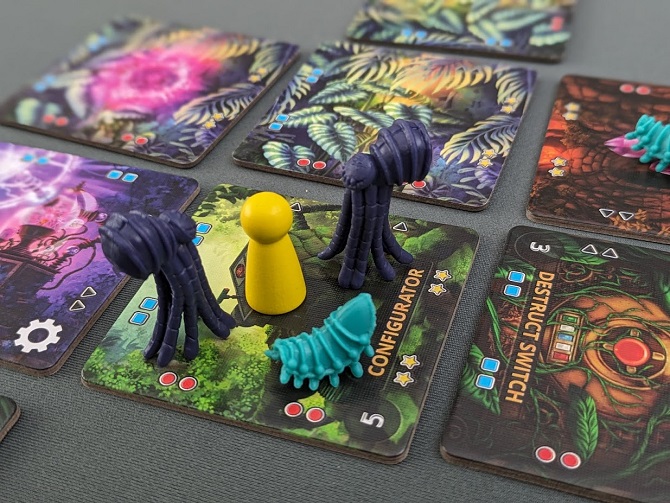 A player pawn surrounded by two adult aliens and a hatchling.
